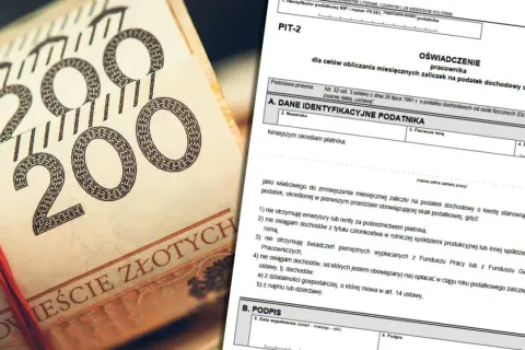 Plik PIT-2 obok stosu banknotów 200 zł. Dokument dotyczy oświadczenia pracownika w sprawie zaliczek na podatek dochodowy.