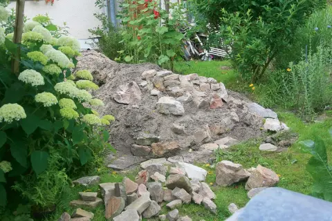 Nowe rabata skalniaki projekty w trakcie tworzenia. Kopiec ziemi i kamieni czeka na ułożenie.