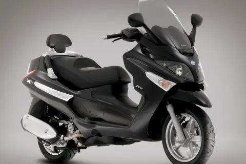 Czarny skuter Piaggio X9 Evolution 250cc z wygodnym siedzeniem i oparciem.