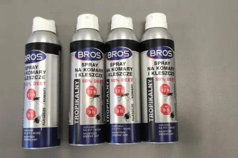 Cztery puszki sprayu BROS na komary i kleszcze, każdy z 50% DEET, zapewniający ochronę do 12h przed komarami i 9h przed kleszczami.