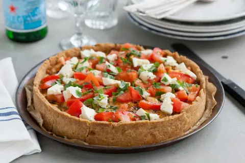 En härlig italiensk paj med tomater, mozzarella och basilika. Perfekt för en lätt lunch eller middag.
