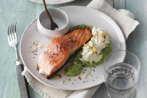Pavé de saumon poêlé, purée de petits pois, fromage frais et amandes effilées. Une recette simple et savoureuse.