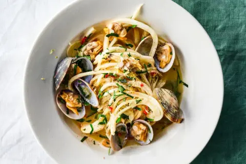 Spaghetti Vongole mit frischen Muscheln, Kräutern und einem Hauch Chili. Ein Genuss für alle Sinne.