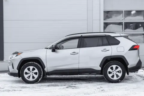 Srebrny crossover stoi na śniegu. To idealny samochód na zimowe wyprawy, bo to właśnie crossover co to za auto, które łączy cechy SUV-a i kombi.