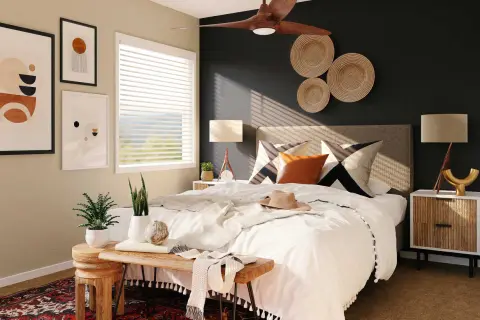 Ambiance chaleureuse pour une deco chambre gris et bois : lit blanc, coussins graphiques, et touches naturelles.