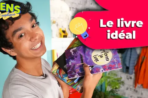 Un jeune homme souriant tient plusieurs livres, dont un avec une couverture violette représentant la lune. Le **style de livre** est varié, invitant à la découverte.