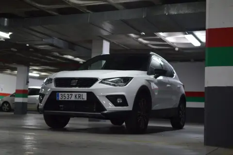 Vit Seat Arona parkerad i ett garage. En perfekt bil för en seat arona test.