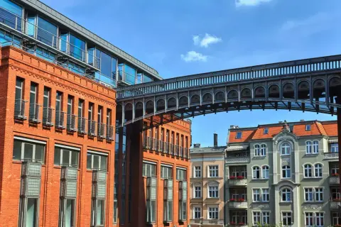 Nowoczesna architektura i zabytkowe kamienice tworzą ciekawe połączenie. To jedne z fajnych miejsc w Poznaniu, które warto zobaczyć.