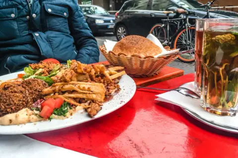 Berlin gdzie zjeść: odkryj najlepsze miejsca na pyszne jedzenie