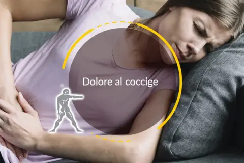 Donna con dolore al coccige, che cerca rimedi della nonna per alleviare il fastidio.