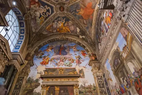 Affreschi mozzafiato adornano le volte di una delle chiese da vedere a Roma, un tripudio di angeli e figure bibliche.