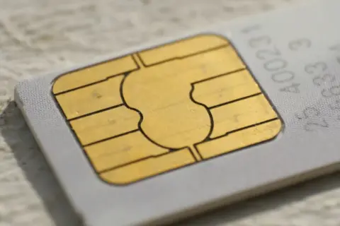 Zbliżenie na kartę SIM. Dowiedz się, jak zablokować SMS premium i uniknąć niechcianych opłat.