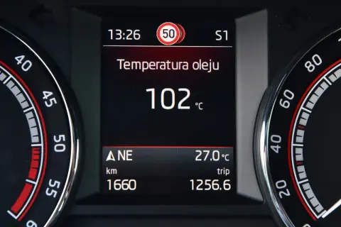 Na desce rozdzielczej widnieje informacja: Temperatura oleju 102°C. Idealna temperatura oleju w silniku powinna być w tym zakresie.