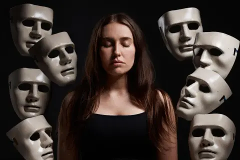 Kobieta otoczona maskami, zastanawia się, czy narcyz lubi się przytulać.