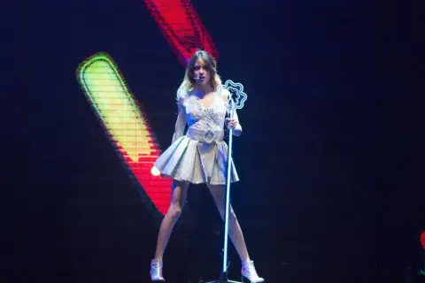 Ile trwa koncert Tini (Violetty)? Show (90 min) i cały wieczór!