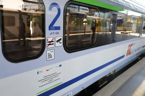 Wagon PKP Intercity z oznaczeniem klasy 2. Zastanawiasz się, jaki jest intercity zwrot biletu ile procent?