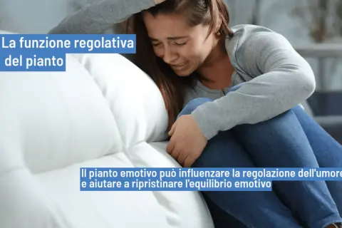 Una giovane donna piange disperata, ma il pianto emotivo può aiutare a regolare l'umore e a ritrovare l'equilibrio, anche quando sembra che perchè piango sempre.