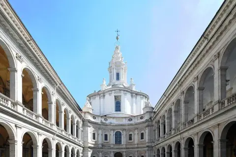 La chiesa della Sapienza a Roma, con la sua maestosa cupola e i portici ad arcate, incanta sotto un cielo azzurro.