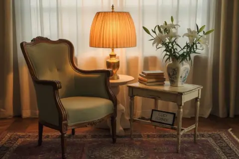 Odmień salon: Jak urządzić go ze starymi meblami? Poradnik DIY