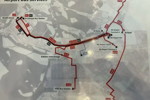 Mapa usług autobusowych na lotnisko w Abu Zabi. Pokazuje trasy autobusów A1, A2, N2, A10, A15, K4 i A40 łączące różne punkty miasta z lotniskiem.