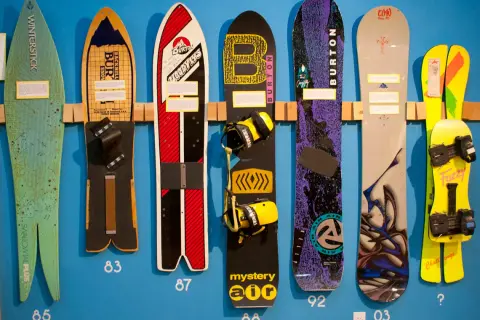 Snowboard co to? Poznaj historię, sprzęt i techniki jazdy