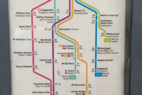Mapa pokazuje strefy w Londynie z zaznaczonymi stacjami i czasami podróży.