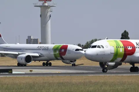 Dwa samoloty portugalskich linii lotniczych TAP Air Portugal na płycie lotniska.