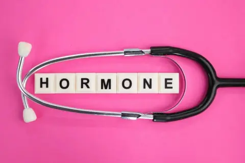 Stetoskop nad literami HORMONE. Dowiedz się, jak zbadać poziom progesteronu.