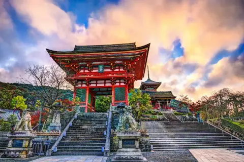 Japonia wycieczka Itaka: majestatyczna brama świątyni Kiyomizu-dera w Kioto, schody i kamienne lwy.