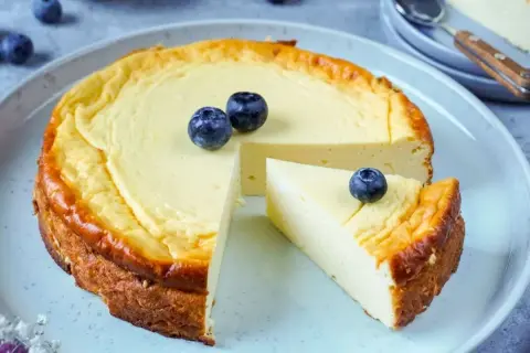 Ein köstlicher, zuckerfreier Kuchen mit Blaubeeren, der zum zuckerfreien Kuchen backen inspiriert.