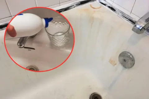 Come sbiancare vasca da bagno smaltata: versare detergente in un bicchiere per pulire le macchie gialle.