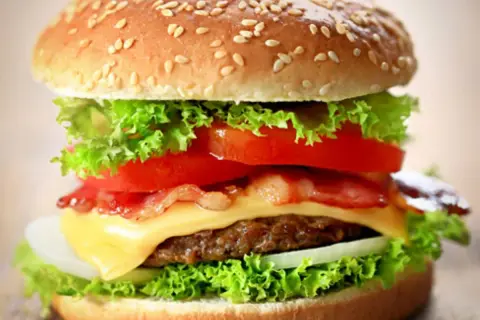Jak wygląda hamburger? Odkryj jego składniki i wyjątkowe wersje
