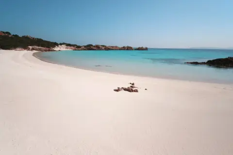 Spiaggia rosa e acque turchesi sull'isola di Budelli, un paradiso incontaminato.