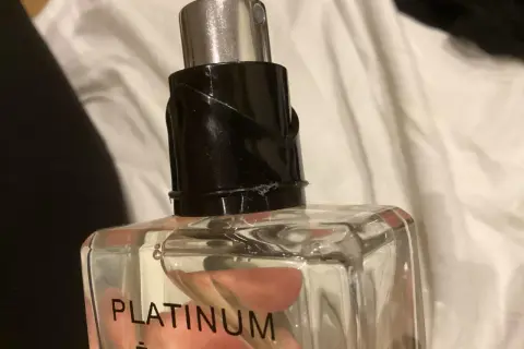 Szklana butelka z płynem, na której widnieje napis CHANEL PLATINUM EGOISTE.