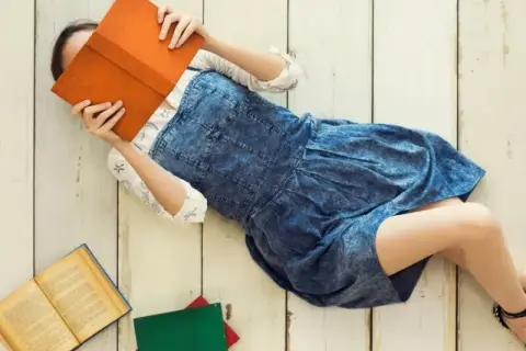 Czy literatura uczy człowieka jak żyć? Odkryj jej wpływ na moralność