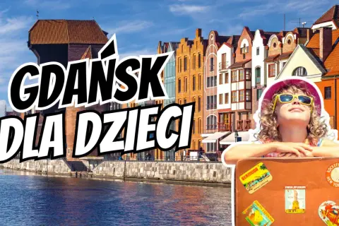 Gdańsk atrakcje dla dzieci: uśmiechnięta dziewczynka w kapeluszu i walizka z naklejkami z podróży na tle malowniczej starówki.
