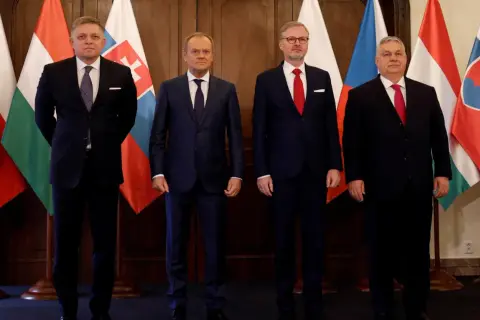 Liderzy państw Grupa Wyszehradzka: Czech, Słowacji, Węgier i Polski stoją przed flagami swoich krajów.