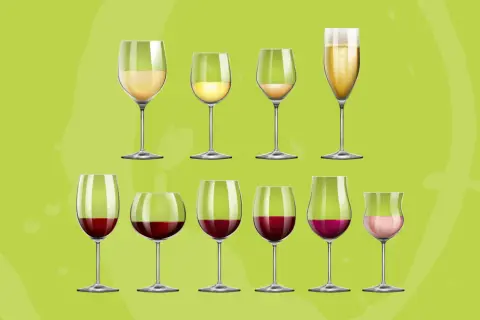 Vari calici di vino bianco e rosso, con bollicine, per illustrare la temperatura ideale dei vini bianchi e rossi.