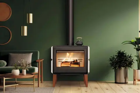 Moderner Kaminofen mit brennendem Holz. Die Luftzufuhr ist optimal eingestellt, um das Feuer lange brennen zu lassen.