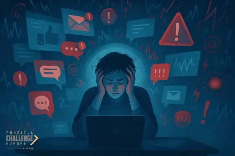Chłopiec z rękami na uszach przy laptopie, otoczony powiadomieniami i symbolami ostrzeżeń. Obraz symbolizuje nadwrażliwość emocjonalną w świecie cyfrowym.