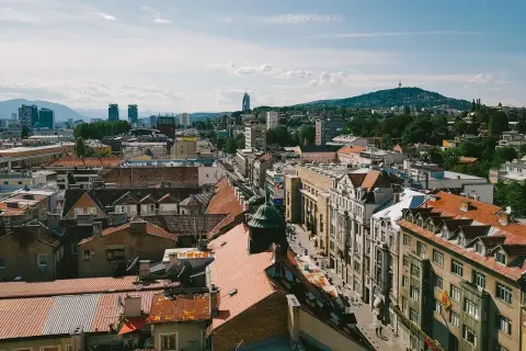 Sarajewo czy jest bezpiecznie? Odkryj prawdę o bezpieczeństwie turystów