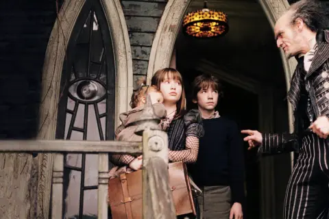 Seria niefortunnych zdarzeń: Mrok, humor i Netflix. Czy to dla Ciebie?