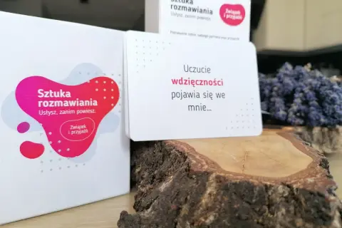 Gra "Sztuka rozmawiania" zachęca do głębszych rozmów. Karta pyta: "Uczucie wdzięczności pojawia się we mnie...".