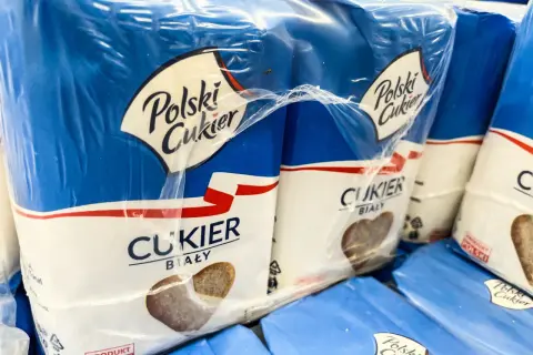 Paczki cukru białego z napisem "Polski Cukier" i "Produkt Polski". To jest nasz polski cukier.