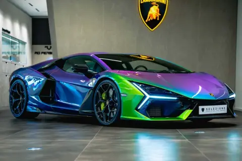 Lamborghini Aventador con vernice cangiante, un capolavoro glitterato che riflette luci viola, blu e verdi.