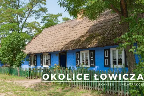 Niebieskie chaty z krytymi strzechą dachami, otoczone zielonym płotem, to urokliwe okolice Łowicza. Skansen zaprasza do odkrywania lokalnych atrakcji.