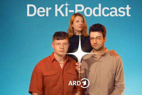 Drei Personen stehen vor einem blauen Hintergrund. Über ihnen steht "Der Ki-Podcast". Ein Sternenlicht strahlt zwischen ihnen.