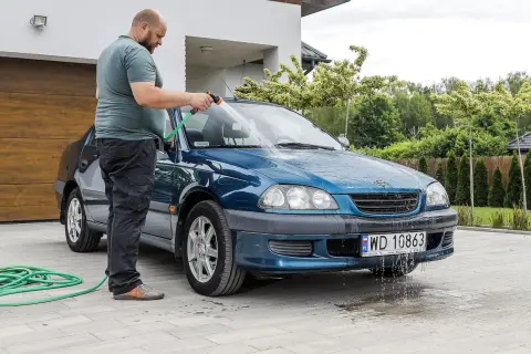Mycie auta na posesji: Czy to legalne? Uniknij mandatu!