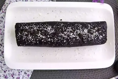 Mörk chokladrulle med kokosflingor, en läcker oreo sushi-inspirerad dessert.