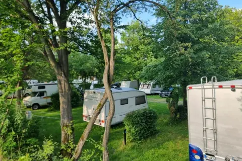 Wspaniały camping 99 w Beskidach. Przyczepy kempingowe i kampery wśród zieleni, gotowe na wakacyjne przygody.